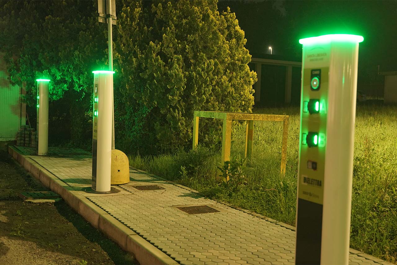 colonnine di ricarica notte